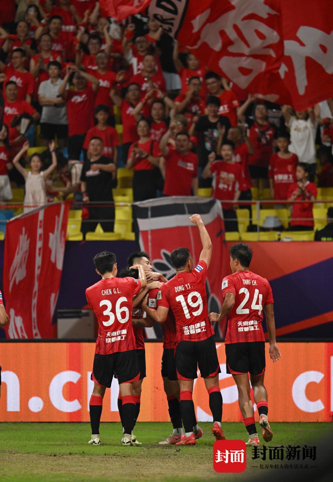 星空体育官网-一支战胜强队的球队在锦标赛中大放异彩英文